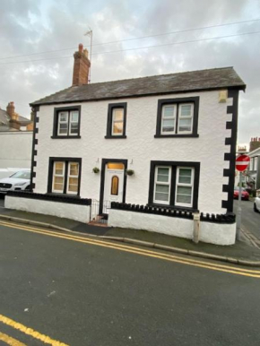 Family Cottage in Llandudno with Parking